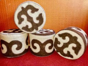 Rankų darbo Kirgizų nacionalinė kėdė - pufas OTURGUČ